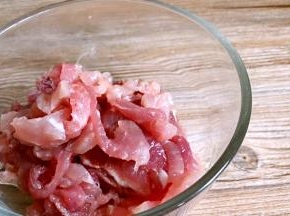 将猪瘦肉洗净，切成丝，装入碗内