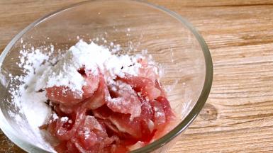 加入少许盐、料酒和淀粉，拌匀腌制一会