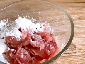 加入少许盐、料酒和淀粉，拌匀腌制一会