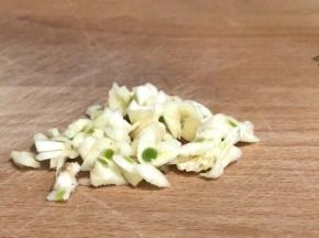 大蒜去皮，切成末