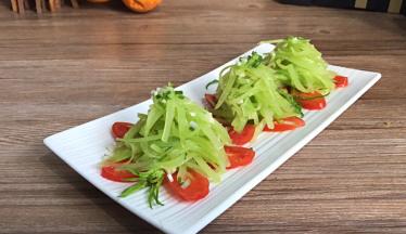 装入摆好盘的小番茄片上面，撒上葱末