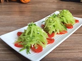 装入摆好盘的小番茄片上面，撒上葱末