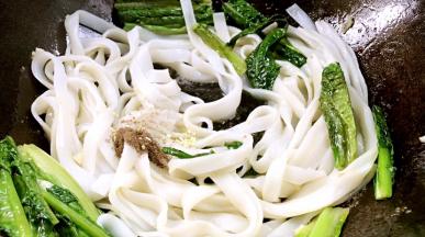 加入少许盐、胡椒粉、鸡精粉和酱油，炒匀