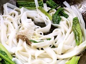 加入少许盐、胡椒粉、鸡精粉和酱油，炒匀