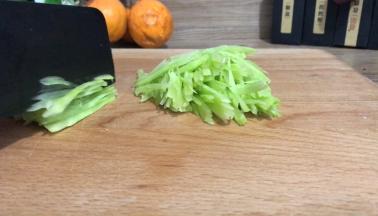 将莴笋去皮，洗净，切成丝