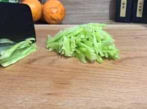 将莴笋去皮，洗净，切成丝