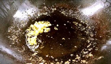 锅留底油，放入蒜末爆香