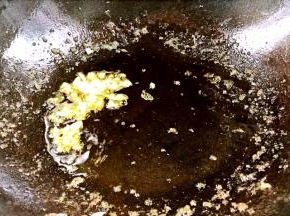 锅留底油，放入蒜末爆香