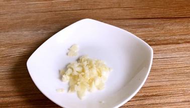 大蒜去皮切末备用