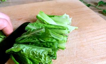 将青菜洗净，切成段备用