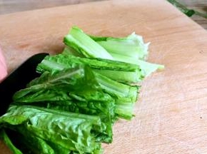 将青菜洗净，切成段备用