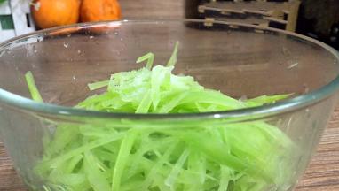 放入碗中，加入适量盐，味精