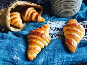 糖水，水和糖煮开。待可讼出炉后，刷于表面。刷完后，将可讼送回烤箱再烤1到2分钟，表面糖水干了即可。