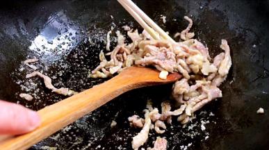 炒至断生，捞出备用