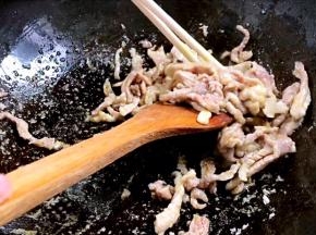 炒至断生，捞出备用