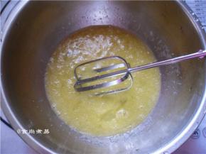 将黄油放入不锈钢盆内，隔热水熔化成液态。蛋白放入打蛋盆内，加上糖粉，盐、用手动打蛋器搅打均匀，再加入黄油液，搅拌均匀