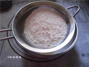 加入过筛的面粉和玉米淀粉