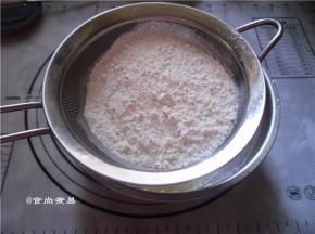 加入过筛的面粉和玉米淀粉