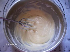 用手动打蛋器搅匀