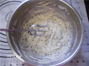 用手动打蛋器轻轻搅拌成浓稠的面糊