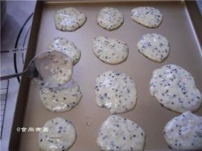 用汤匙挖少许调好的面糊，平铺在烤盘上，相互间要留较大的空间，以便摊平面糊，摆好面糊后，端起烤盘，上下左右轻轻摇晃一下，让面糊厚薄大小一致