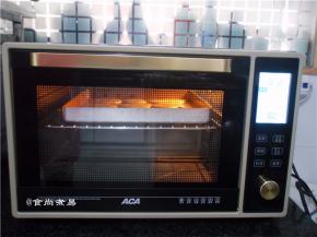 烤盘放入预热好的ACA烤箱上层，遮上烤箱门