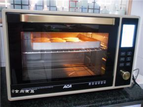 以170度、上下火烘烤12—15分钟左右，表面上色即可取出