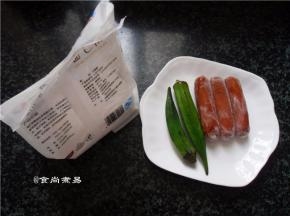 备好食材；面粉、脆皮肠、秋葵