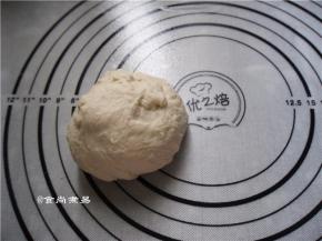 加上清水、混合成面团、放在案板上充分揉匀，揉至面团有一定的扩展性