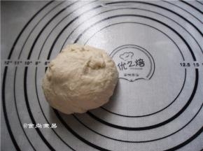 加上清水、混合成面团、放在案板上充分揉匀，揉至面团有一定的扩展性