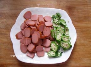 发酵面团时，可以洗净秋葵切片，肠仔切片