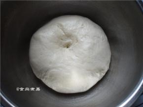 1小时后，面团发酵至体积比原先大了2倍多