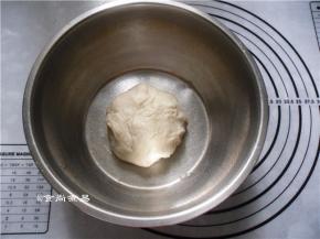 揉好的面团放入盆中，盖上保鲜膜，放温暖处发酵