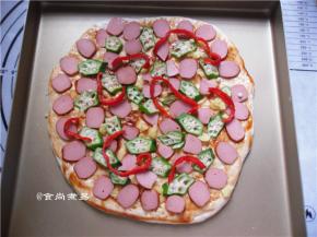 整齐铺上肠仔和秋葵、撒上红圆椒