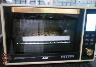 烤盘放入预热好的ACA烤箱中层，210度上下火烘烤15分钟