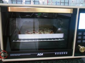 烤盘放入预热好的ACA烤箱中层，210度上下火烘烤15分钟