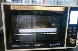 烤至芝士熔化，披萨边略有焦黄色即可