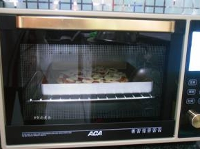 烤至芝士熔化，披萨边略有焦黄色即可