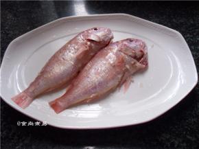 金线鱼处理干净，用粗盐腌制1小时