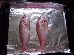 烤盘上铺上一层锡纸，将金线鱼铺在烤盆上