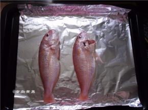 烤盘上铺上一层锡纸，将金线鱼铺在烤盆上