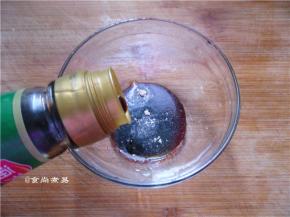 用碗调酱汁，倒入烧烤汁、酱油