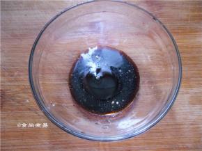 加上少许鸡粉、食用油、搅拌均匀