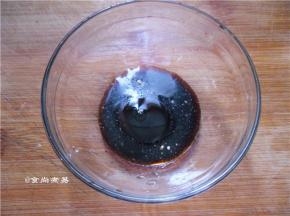 加上少许鸡粉、食用油、搅拌均匀