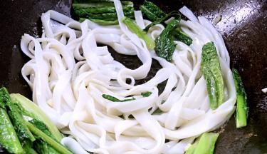 加入河粉，炒匀