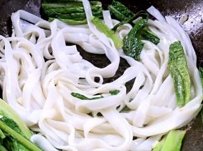 加入河粉，炒匀