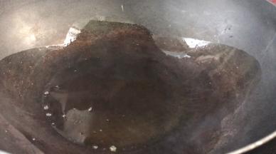 锅烧热油至冒烟