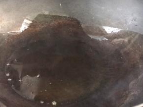 锅烧热油至冒烟