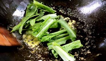 加入青菜，炒断生