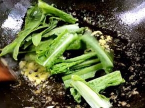 加入青菜，炒断生